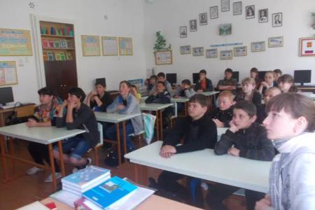 Республика Крым. В Ивановской школе Нижнегорского района коммунисты провели открытый урок «Знамя Победы»