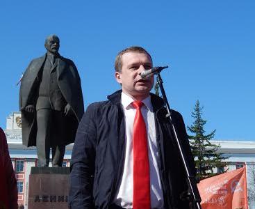Кавалерист и ретро-автомобиль: барнаульские коммунисты отметили Первомай