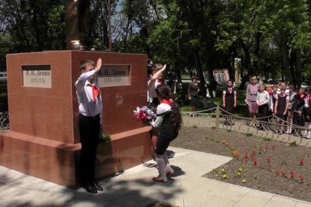 Лидер ставропольских коммунистов депутат Госдумы Виктор Гончаров принял пионерскую присягу сельских ребятишек