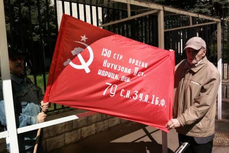 Коммунисты Куйбышевского и Первомайского местных отделений Москвы напомнили сотрудникам посольства Болгарии о роли Советского Союза в разгроме фашистской Германии