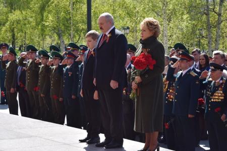 Президент Белоруссии А.Г. Лукашенко возложил венок к могиле Неизвестного солдата у Кремлевской стены. В торжественной церемонии принял участие лидер КПРФ Г.А. Зюганов