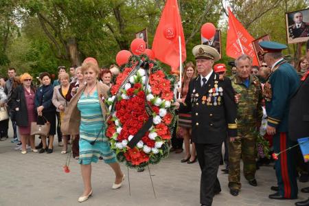 Астраханские коммунисты в День Победы возложили венки и цветы к мемориалу у Вечного огня 
