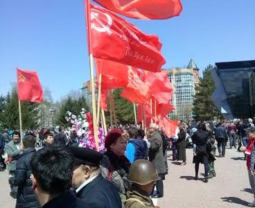 70-летие Победы в Хабаровске встретили под красными знаменами