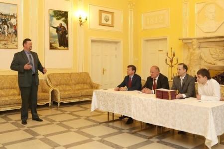 Г.А. Зюганов вручил дипломы выпускникам Центра политической учебы ЦК КПРФ группе организаторов избирательных компаний