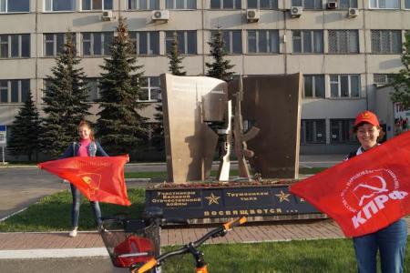 Удмуртская республика. Комсомольцы Ижевска провели велопробег по местам города, связанным с Великой Отечественной войной