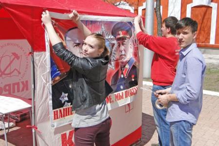 Амурская область. Коммунисты Благовещенска отметили юбилей Великой Победы возложением цветов и акцией «Знамя Победы»