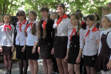 Лидер ставропольских коммунистов депутат Госдумы Виктор Гончаров принял пионерскую присягу сельских ребятишек