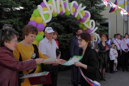 В Ставрополе депутат – коммунист Виктор Гончаров поздравил выпускников 