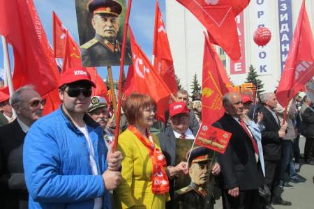 Республика Мордовия. Колонна КПРФ в День Победы прошла по центральным улицам Саранска