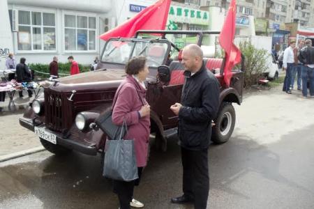 Комсомольцы Орла поздравили горожан с наступающим праздником 70-летия Великой Победы