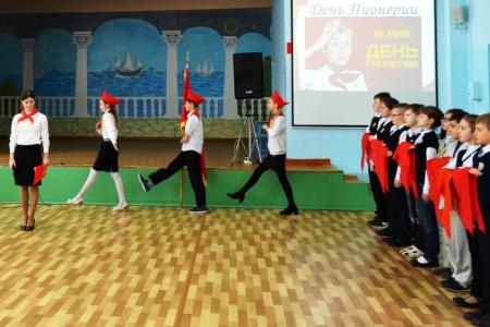 В Тульском обкоме прошли дни приема в пионеры учащихся средних школ