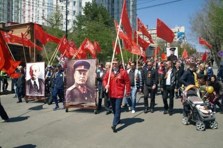 70-летие Победы в Хабаровске встретили под красными знаменами