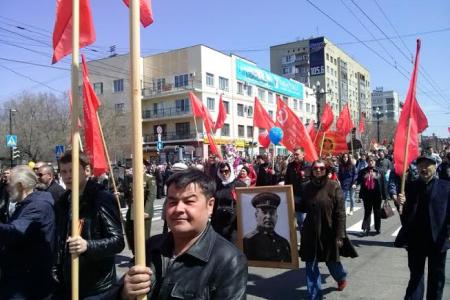70-летие Победы в Хабаровске встретили под красными знаменами