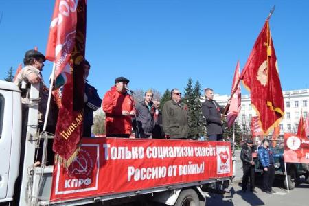Кавалерист и ретро-автомобиль: барнаульские коммунисты отметили Первомай