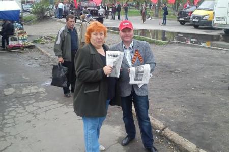 Комсомольцы Орла поздравили горожан с наступающим праздником 70-летия Великой Победы