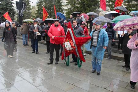 Челябинские коммунисты верны Красному Знамени Победы