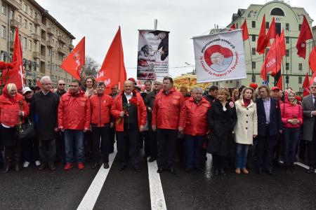 Власть и собственность – трудовому народу!