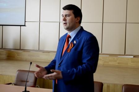 Депутат-коммунист Олег Лебедев поздравил детей войны с Днем Победы
