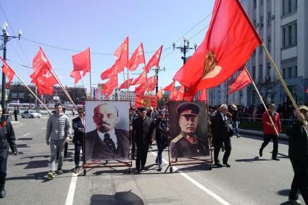 70-летие Победы в Хабаровске встретили под красными знаменами
