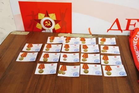 Ветераны войны вышли на лед на празднике спортклуба КПРФ в Москве