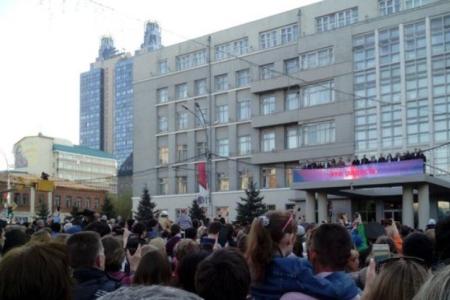 Реконструкция исторического митинга на площади Свердлова открыла День Победы в Новосибирске