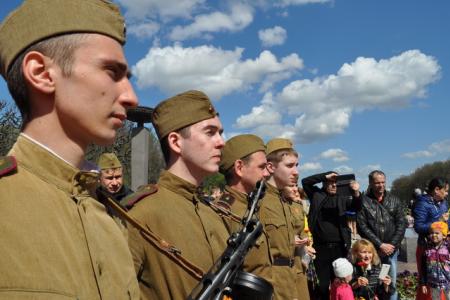 Ленинградские коммунисты возложили цветы на Пискаревском мемориальном кладбище
