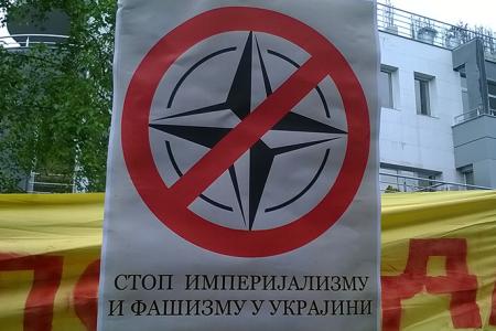 Коммунисты и комсомольцы Югославии провели пикеты в поддержку украинских коммунистов возле посольства в Белграде