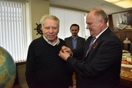 Г.А. Зюганов наградил сотрудников газеты «Правда» памятными медалями ЦК КПРФ «70 лет Победы»