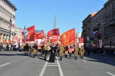 Санкт-Петербург: Шествие колонны коммунистов, ветеранов и комсомольцев по Невскому проспекту