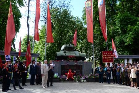 Республика Крым. В Симферополе состоялось торжественное возложение цветов к Вечному Огню и памятнику воинам-освободителям