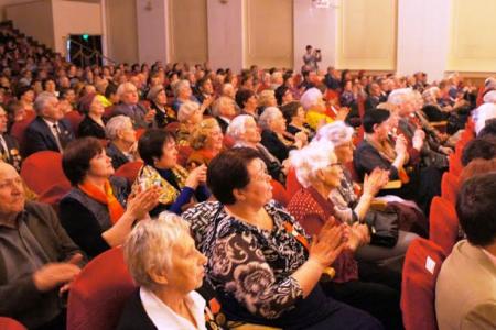 Коммунисты Кургана поздравили ветеранов с 70-летием Великой Победы