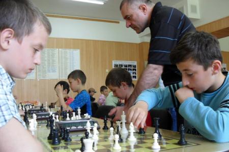 Депутат-коммунист А.Ж. Бифов организовал в Нальчике шахматный турнир для воспитанников детских домов