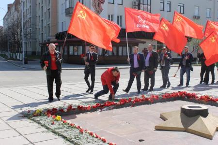 Кемеровские коммунисты в День Победы возложили цветы и венки к Вечному огню