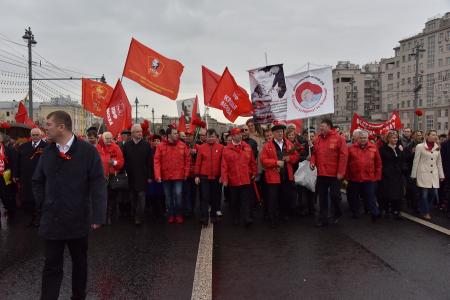 Власть и собственность – трудовому народу!