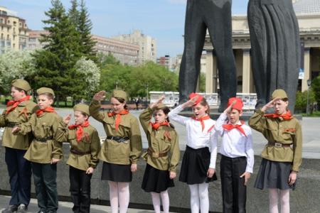 Новосибирск. Анатолий Локоть повязал галстуки юным пионерам