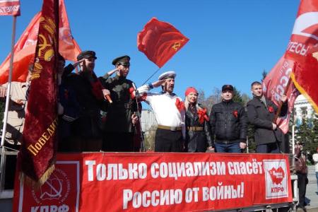Кавалерист и ретро-автомобиль: барнаульские коммунисты отметили Первомай