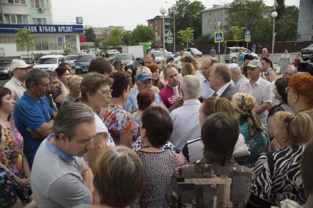 Краснодар. Микрорайон «Московский» через месяц после обещаний врио губернатора, три года после обещаний мэра. Депутат Госдумы С.П.Обухов провел бурные встречи с жителями