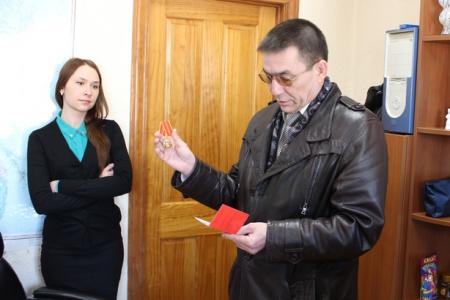 Магаданская область. Коммунисты поздравили работников спецавтопарка с Днем Победы