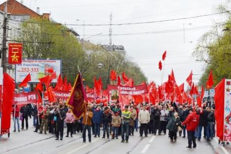 Тульский обком вывел рабочих оборонных заводов на многотысячную праздничную первомайскую демонстрацию