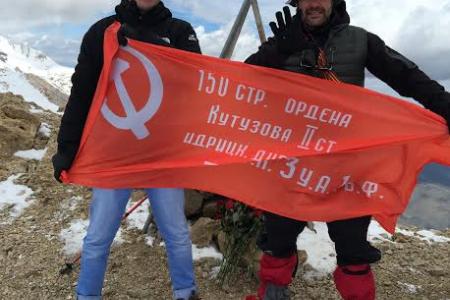 Знамя Победы - на вершине Гейдара Алиева