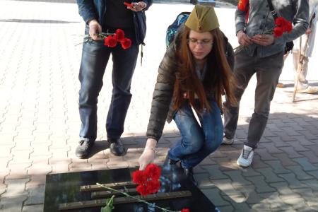 Барнаульские коммунисты возложили цветы к Мемориалу Славы и провели ряд мероприятий, приуроченных ко Дню Победы