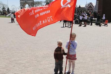Амурская область. Коммунисты Благовещенска отметили юбилей Великой Победы возложением цветов и акцией «Знамя Победы»