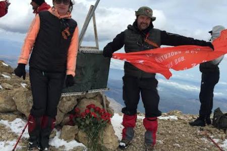 Знамя Победы - на вершине Гейдара Алиева