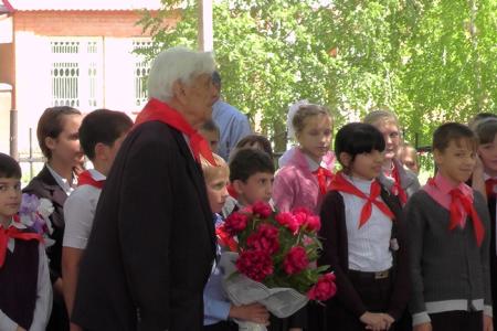 Лидер ставропольских коммунистов депутат Госдумы Виктор Гончаров принял пионерскую присягу сельских ребятишек