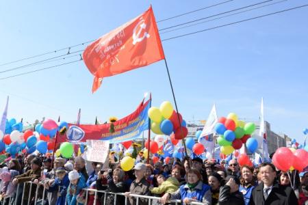 Новосибирск. КПРФ отметила День солидарности трудящихся праздничной демонстрацией по Красному проспекту и митингом
