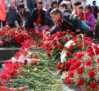 Самарская область. Коммунисты провели возложение цветов к Вечному огню