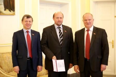 Г.А. Зюганов вручил дипломы выпускникам Центра политической учебы ЦК КПРФ группе организаторов избирательных компаний