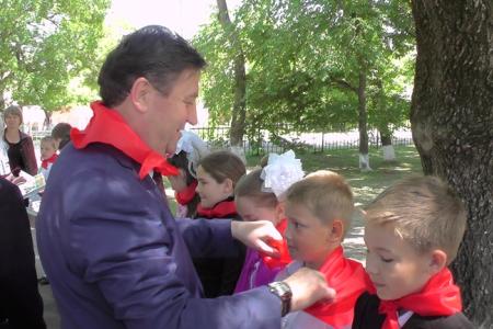 Лидер ставропольских коммунистов депутат Госдумы Виктор Гончаров принял пионерскую присягу сельских ребятишек