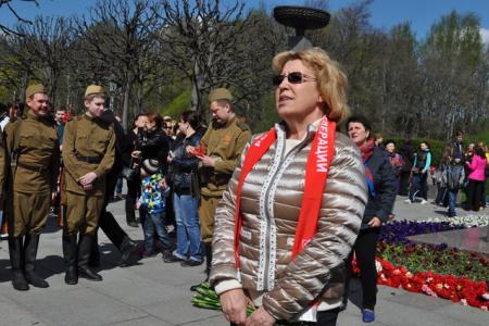 Ленинградские коммунисты возложили цветы на Пискаревском мемориальном кладбище