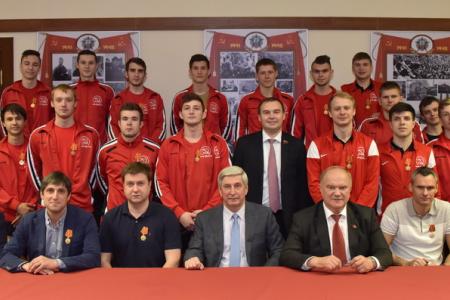 Г.А. Зюганов наградил футболистов спортивного клуба КПРФ
